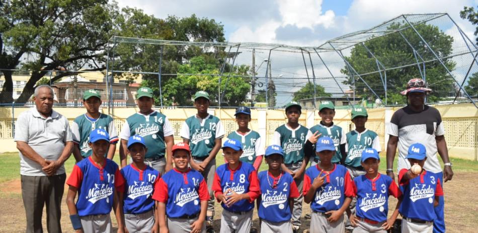 Luis Mercedes, presidente de la Liga que lleva su nombre junto al equipo las Estrellas de Oscar Mercedes que conquistó la categoría 13-14 años en el torneo interno de la entidad