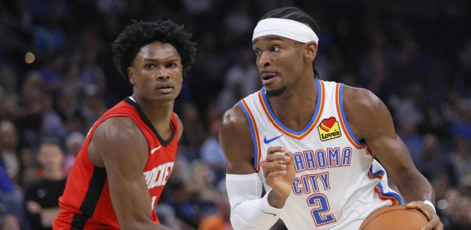 Shai Gilgeous-Alexander, del Thunder de Oklahoma City, avanza frente a Amen Thompson, de los Rockets de Houston.