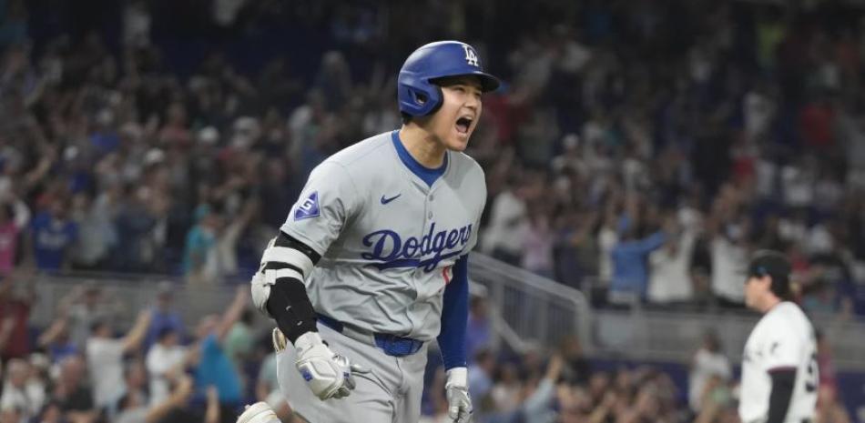 Shohei Ohtani celebra mientras corre las bases tras conectar su jonrón histórico.