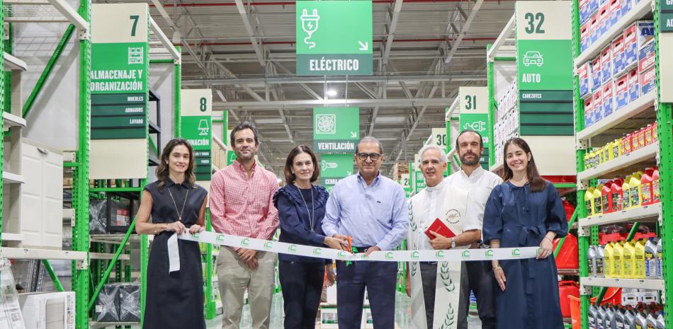 Sofía María Montes Vega, Leonardo Macarrulla Montes, Leonor Montes Corripio, Ramón Montes Corripio, Padre Javier Vidal, David Pérez Montes y Anna Harper Montes.