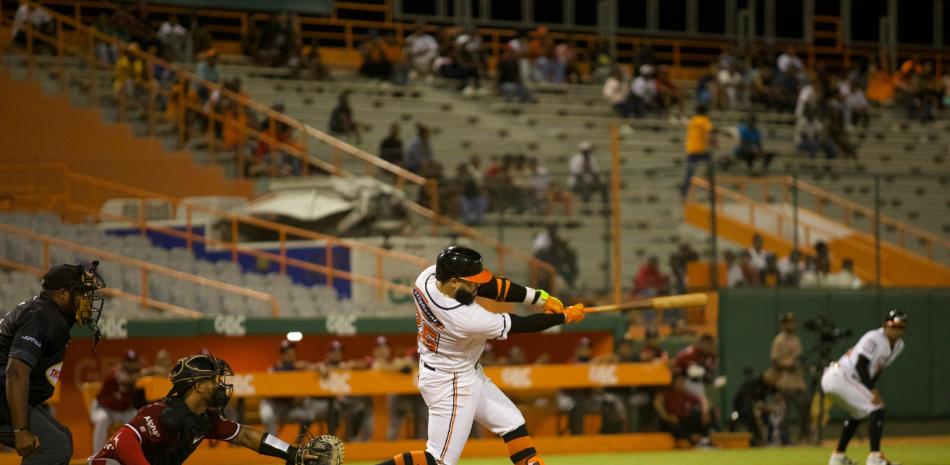 EmanuelRivera, de los Toros, dispara un vuelacercas en el partido contra los Gigantes.