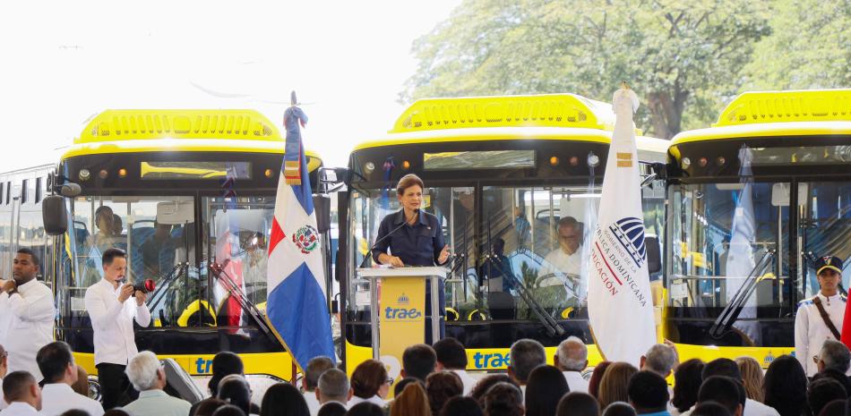 La vicepresidenta Raquel Peña entregó una escuela y el servicio de transporte en Santiago.