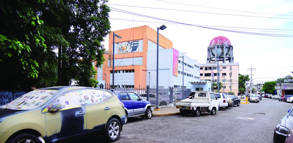 El Centro Cultural Narciso González, en Villa Juana, tiene un entorno que no contribuye con la naturaleza de la institución.