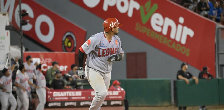 Martín Maldonado observa la dirección de la pelota tras disparar el segundo de sus dos jonrones.