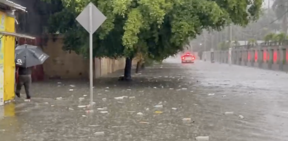 Calles y sectores inundados debido a las intensas lluvias registradas ayer en Santiago y en otras provincias del Cibao. El transporte urbano colapsó en la ciudad.