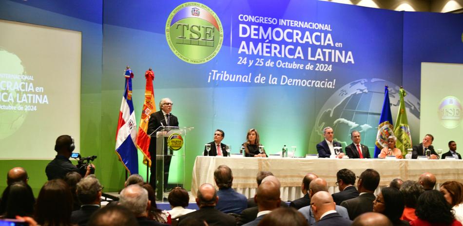 Luis Almagro, secretario general de la OEA, durante la conferencia organizada por el Tribunal Superior Electoral.