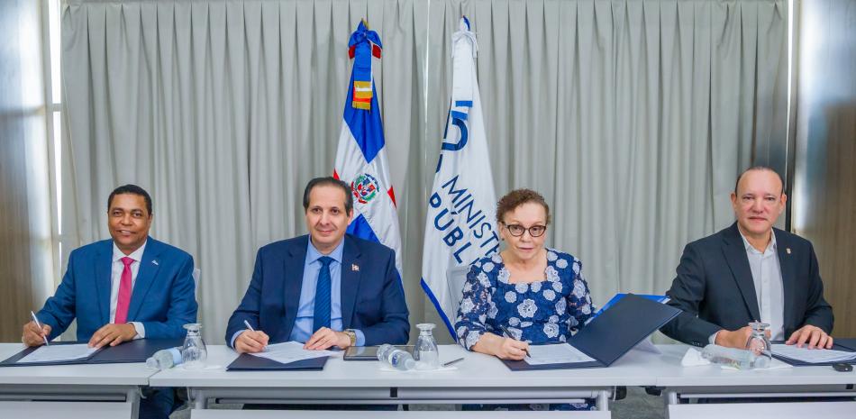 Víctor D'Aza, secretario de la Liga Municipal Dominicana; Víctor Atallah, ministro de Salud; Miriam Germán, procuradora y Ulises Rodríguez, alcalde firmaron el convenio.