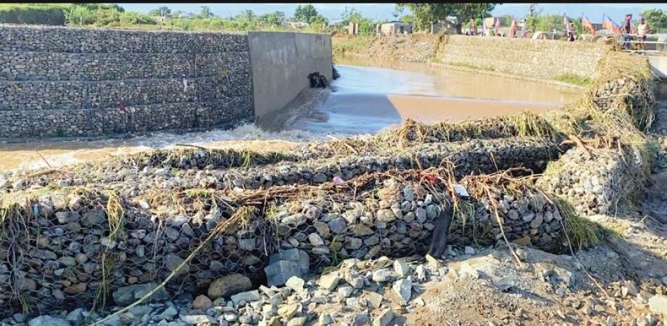 Con las lluvias recientes el canal del río Masacre, en Haití, se desbordó.