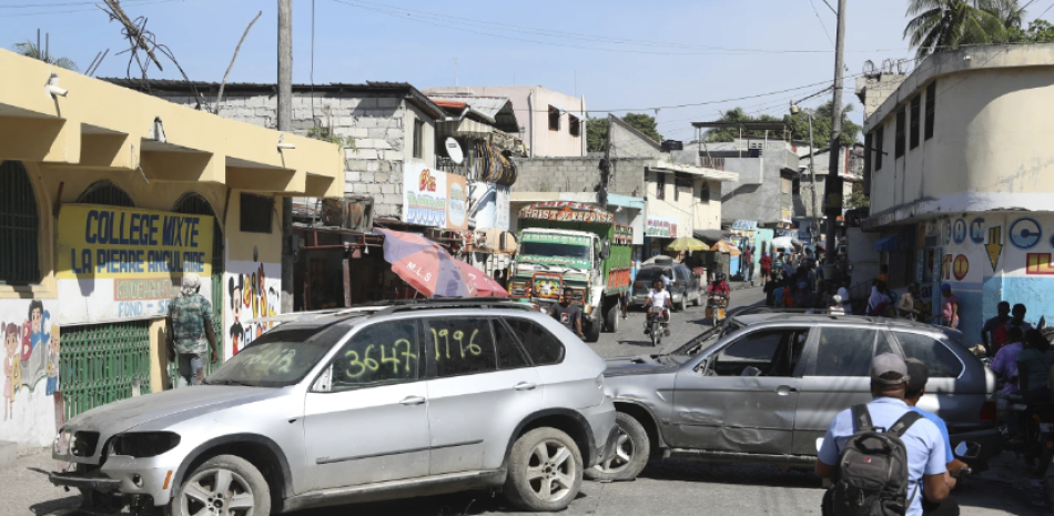 Los coches se utilizan como barricadas ante la entrada de miembros de las bandas en el barrio de Nazon de Puerto Príncipe, Haití. AP