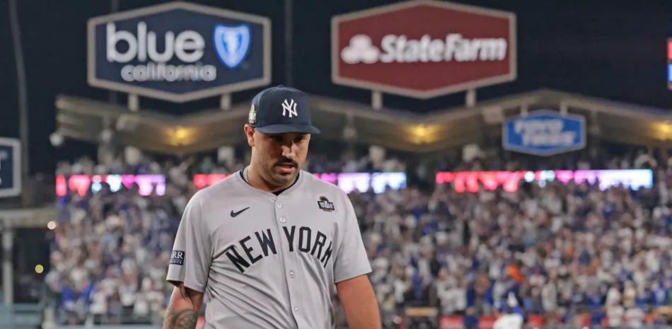 Nestor Cortés abandona cabizbajo el montículo tras permitir un grand slam a Freddie Freeman.