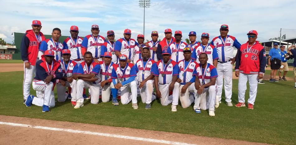 Integrantes del seleccionado de dominicana que el sábado conquistaron la medalla de plata en el Roy Hpobbs World series efectuado en Fort Myers.