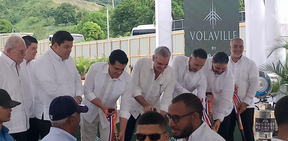 El presidente Luis Abinader y el ministro de Turismo, David Collado, junto a los principales inversionistas, los hermanos Carlos José Manzano, Carlos Rafael Manzano, Carlos Bernardo Manzano, Carlos Martínez y Sergio Carlos, entre otros.