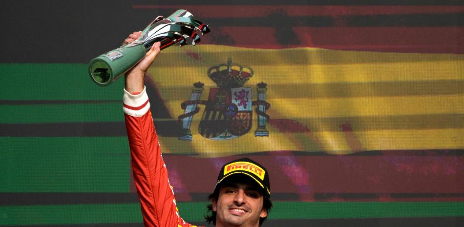 Carlos Sainz sostiene el trofeo que conquistó en la celebración del Gran Premio de México el cual obtuvo.