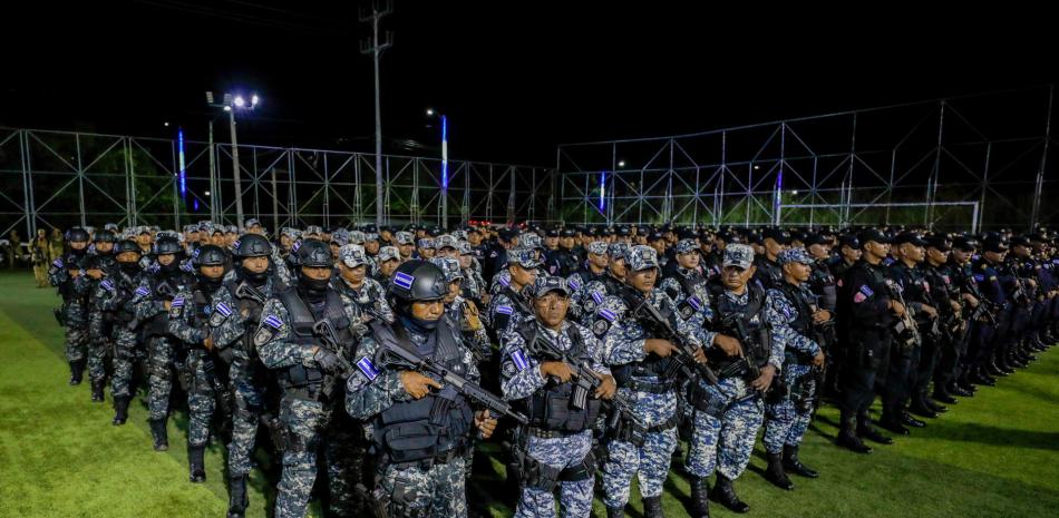 grupo de policías durante un operativo esta madrugada en San Marcos