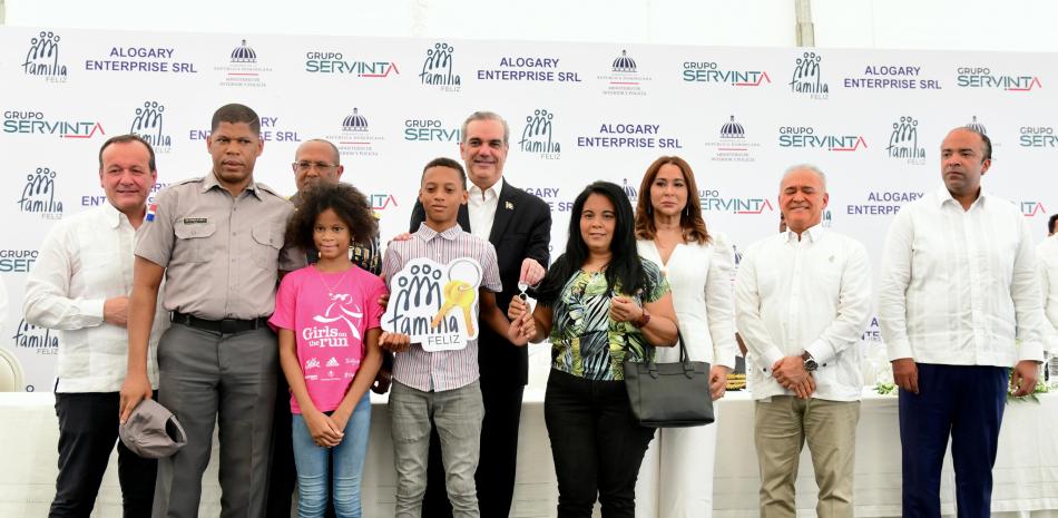 Presidente Luis Abinader entregando a agentes de la Policía Nacional, junto a sus familiares, las llaves de su nueva vivienda en Los Alcarrizos, otorgadas por el Banco de Reservas con una tasa  de interes inferior.