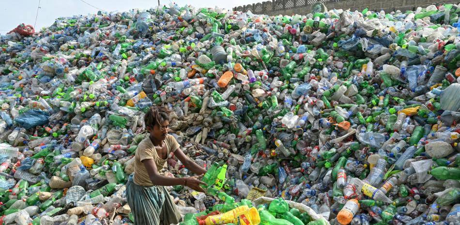 Un trabajador clasifica botellas de plástico usadas en una unidad de reciclaje en Karachi el 12 de septiembre de 2024.