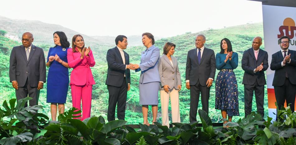 Melba Segura de Grullón. Andrés Bautists  y Laura Chinchillla junto  a otras personalidades durante el acto de presentación del diplomado