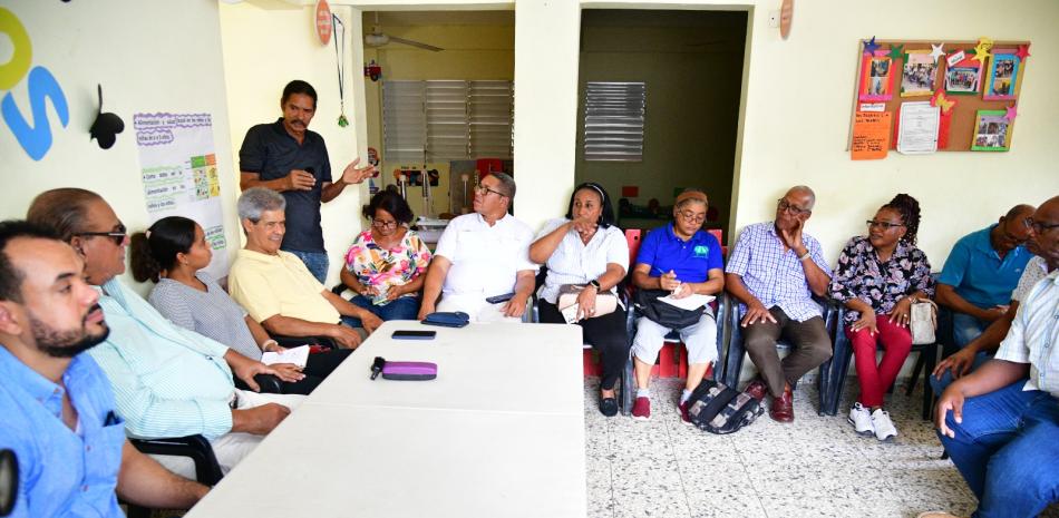 El director del Listín Diario, Miguel Franjul, encabezó el encuentro Listín en el Barrio, en La Caleta, donde participaron los dirigentes comunitarios del sector.