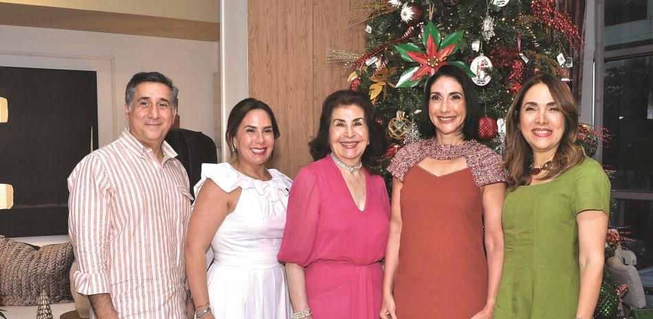 Eduardo Arbaje, Alexandra Cambiaso de Arbaje, Margarita Arbaje Soni, Raquel Arbaje de Abinader y Mónica Arbaje de Madera.