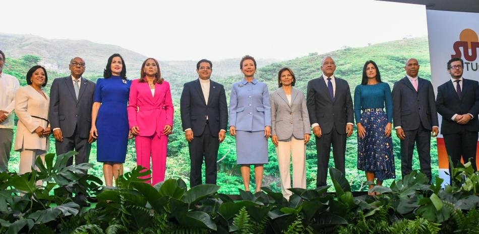 Representantes de Sur Futuro y de la PUCMM.