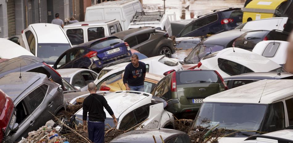 autos amontonados luego de ser arrastrados por las inundaciones en Valencia, España