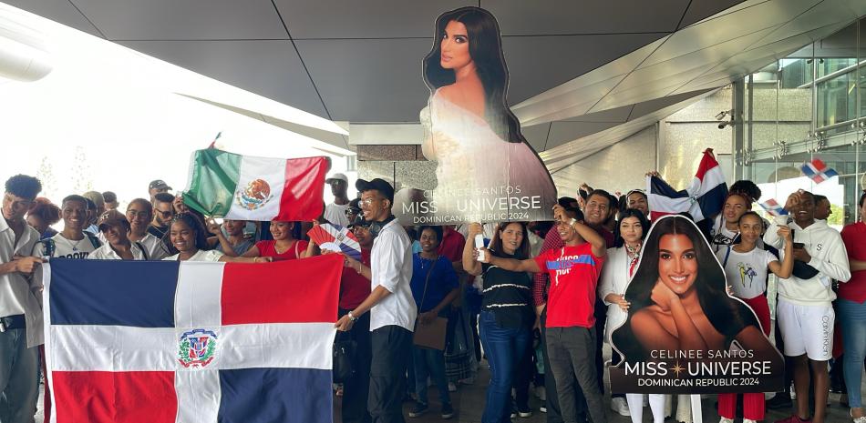 Cientos de personas se reunieron este miércoles en las afueras del Aeropuerto Internacional de Las Américas para despedir a la Miss República Dominicana 2024 Celinee Santos Frías, quien abordó un avión con rumbo a México para representar al país en el certamen Miss Universo. <br /><br />https://listindiario.com/entretenimiento/20241030/celinee-santos-despide-rd-rumbo-mexico_831665.html