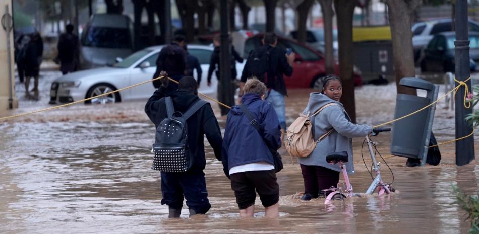 Gente camina por calles inundadas en Valencia, el miércoles 30 de octubre de 2024.