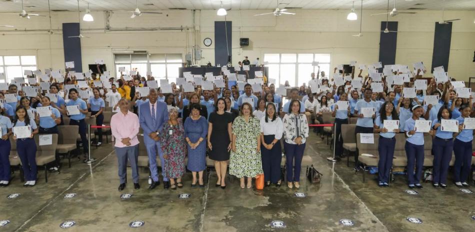 Adolescentes certificados tras completar taller