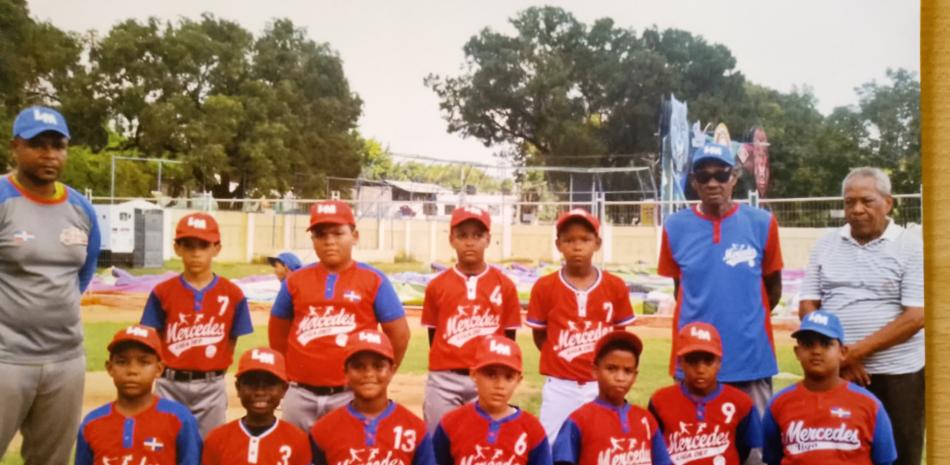 Integrantes del equipo las Estrellas de Juan Marichal que se coronó en la categoría mascota del 55 torneo interno de la Liga Mercedes..