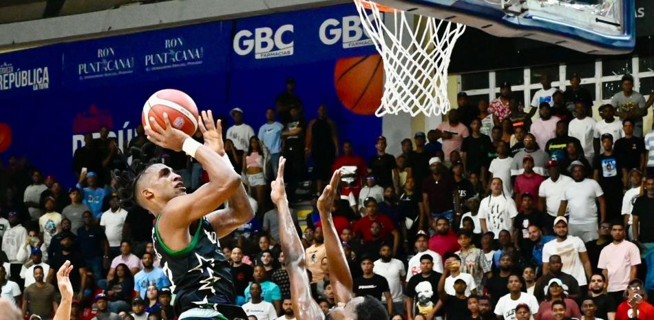 Jassel Pérez busca anotar dos puntos en el encuentro que Bameso superó 108-107 a Mauricio Báez en el primer partido de la serie final del basquet.