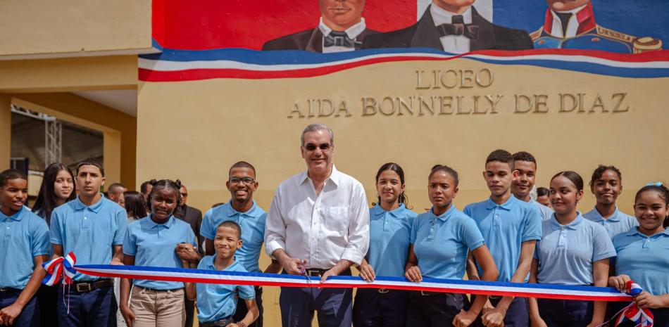 Presidente Luis Abinader inaugurando planteles escolares