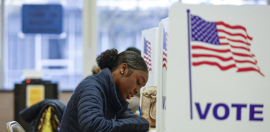 Una mujer emite su voto durante la votación anticipada para las elecciones generales de Estados Unidos en un colegio electoral de la escuela secundaria Ottawa Hills en Grand Rapids, Michigan, el 3 de noviembre de 2024.