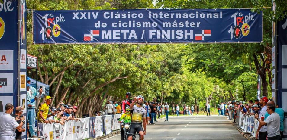 William Guzmán, de Pegacol encabeza el lugar mas elevado del pódium tras apoderarse de la tercera etapa en la categoría Master A del Clásico Internacional de Ciclismo Triple 100. Figuran Anthony Rodríguez y Carlos Tejeda.