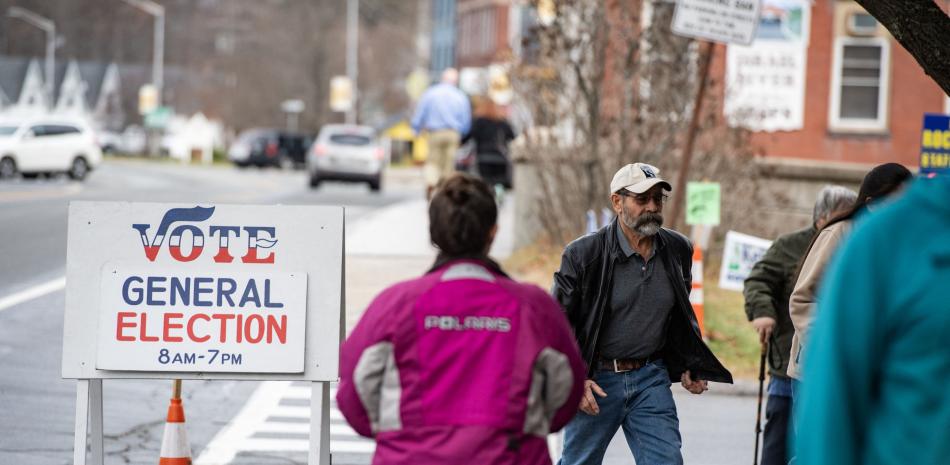 La gente se dirige a votar el día de las elecciones en las oficinas municipales de Lancaster, New Hampshire/ foto  Joseph Prezioso