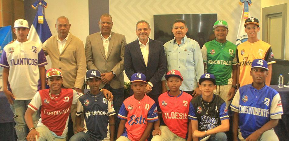 Junior Noboa, Comisionado Nacional de Béisbol, Eugenio Báez, de la Pony League y Diogenes de la Cruz, director técnico figuran junto a varios de los niños que participaran en el Clásico de Béisbol U 12 BanReservas.