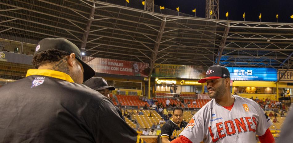 Albert Pujols y Yadier Molina se saludan previo al choque en que el Escogido enfrentaba a las Aguilas. Los Leones se impusieron 2-1 a los Cibaeños