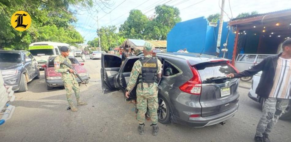 Luego de una persecución, militares del Ejército de la República Dominicana lograron detener una yipeta Honda CRV repleta de indocumentados haitianos, en el municipio de Boca de Mao, provincia Valverde.<br /><br />https://listindiario.com/la-republica/migracion/20241105/militares-detienen-yipeta-18-haitianos-estatus-migratorio-irregular_832561.html