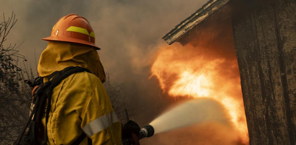 A firefighter attempts to control the blaze burning a structure as the Santa Ana wind-fed Mountain fire scorches acres, in Camarillo, California, on November 6, 2024. - A wildfire fanned by powerful winds was burning out of control near Los Angeles on November 6, with scores of residents ordered to evacuate and some taken to hospital.
Fierce gusts up to 80 miles (130 kilometers) an hour were pushing smoke sideways and fueling flames that were tearing through farmland. (Photo by ETIENNE LAURENT / AFP)