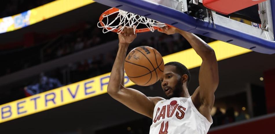 Evan Mobley donquea la pelota con fortaleza en el choque en que contribuyó en la victoria de los Cavaliers sobre los Nets.