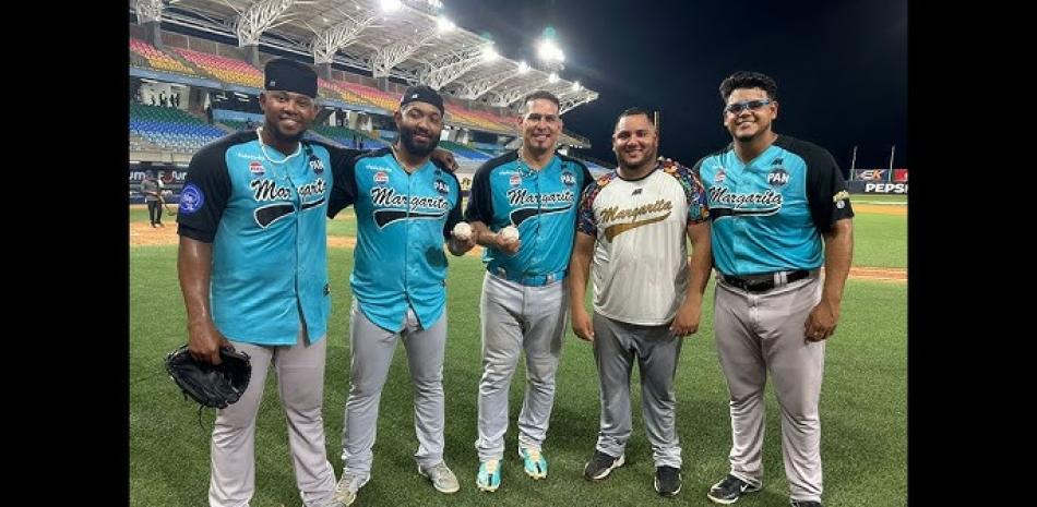 En la gráfica los pitchers Abdiel Saldaña, Moisés Gómez, Dedgar Jiménez y Carlos Navas protagonistas del partido sin imparable lanzado por los Bravos de Margarita