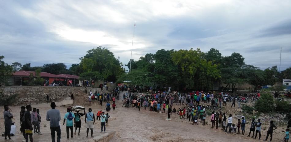 La crecina del rí impidió que haitianos ingresaran al mercado de Pedernales y viceversa