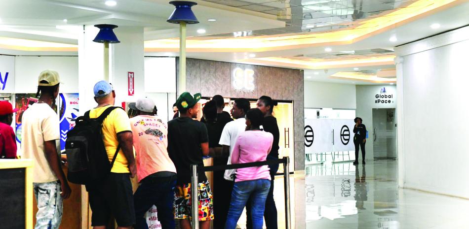 Una fila de usuarios que buscan la captación de las iris.