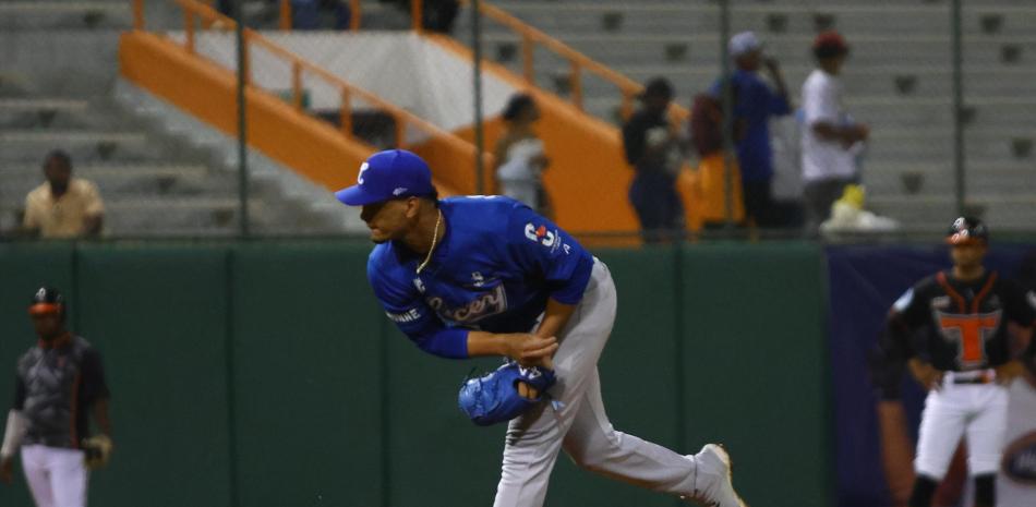 Albert Abreu realiza un envío al pentágono durante el partido en que el Licey superó a los Toros. abreu lanzó de manera efectiva como abridor.