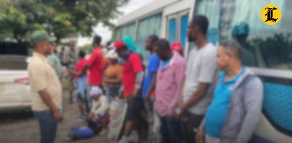 Fue detenido el conductor de un minibús que transportaba a 18 haitianos con estatus migratorio irregular en Monte Cristi, informó el Ejército de República Dominicana.<br /><br />https://listindiario.com/la-republica/20241115/ejercito-detiene-traficante-indocumentados-monte-cristi_833795.html