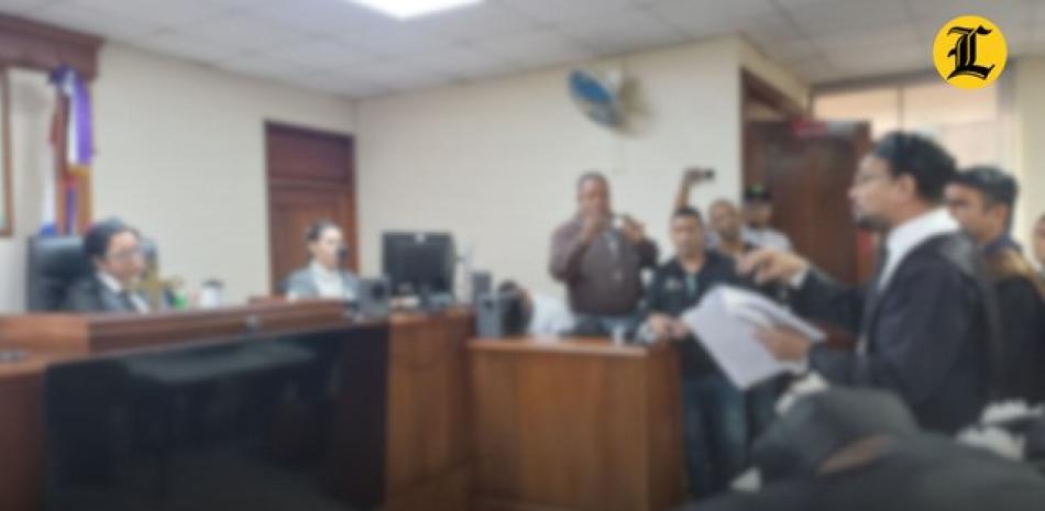 El Tribunal de la Primera Sala de la Cámara Civil y Comercial del Juzgado de Paz de La Vega pospuso para las 10:00 am el conocimiento de la solicitud de acción de amparo que busca la no juramentación de Amparo Custodio y Amado Gómez como alcaldesa y vicealcalde del municipio, a fin de que los 17 regidores del Concejo de la Sala Capitular sean citados.