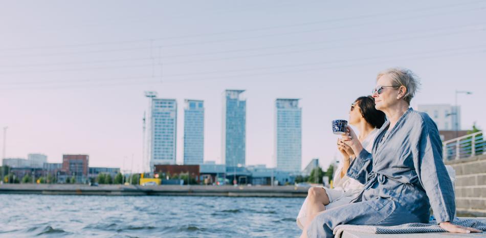 Mujeres disfrutando de las vistas en Kalasatama, barrio de Helsinki construido junto al mar. Foto de Helsinki Partners