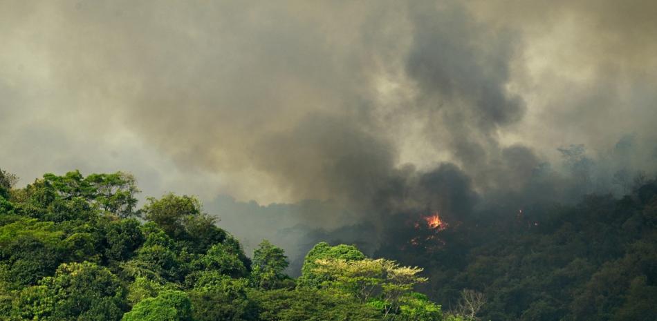 El fuego arde en una colina en Vila de Cava, Nova Iguacu, estado de Río de Janeiro, Brasil, el 13 de septiembre de 2024.