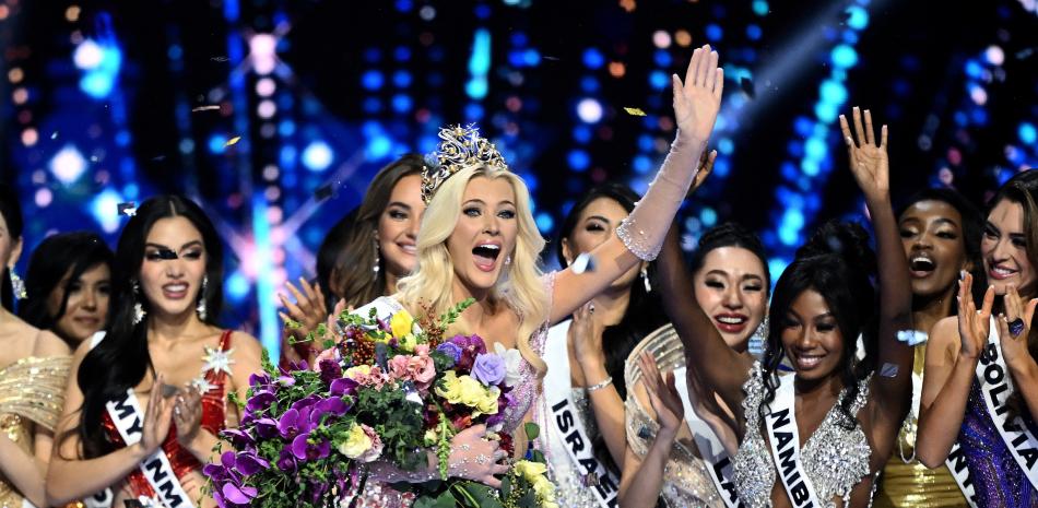 La recién coronada Miss Universo 2024, Victoria Kjaer Theilvig (C), de Dinamarca, reacciona mientras celebra entre los demás participantes tras ganar la 73.ª edición del certamen Miss Universo en la Ciudad de México el 16 de noviembre de 2024.