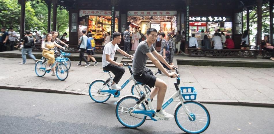 Chinos utilizando el sistema de bicicletas