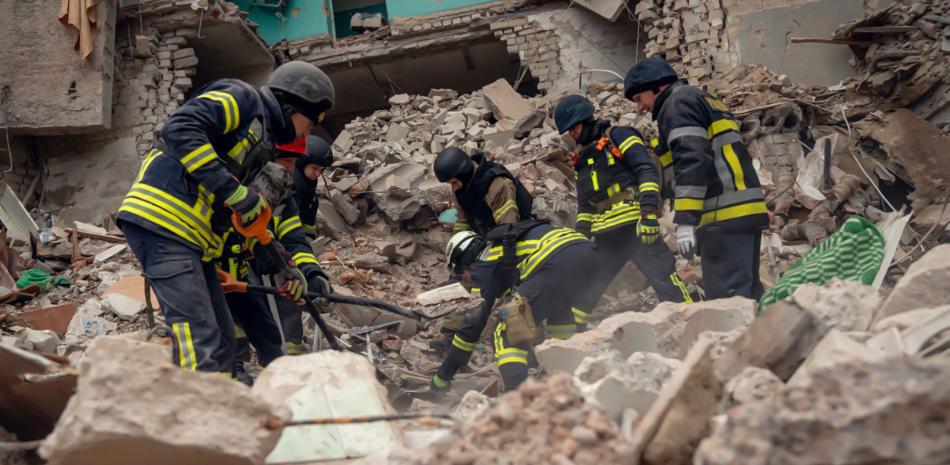 En esta fotografía tomada y publicada por el Servicio de Emergencia de Ucrania el 19 de noviembre de 2024, los rescatistas ucranianos limpian los escombros de un edificio de dormitorios destruido tras un ataque con misiles en Glukhiv, región de Sumy, en medio de la invasión rusa de Ucrania